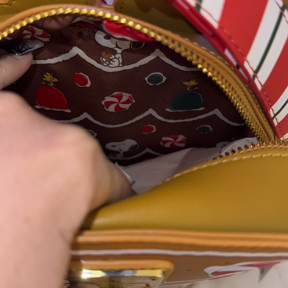 Loungefly Peanuts Christmas Gingerbread Snoopy Woodstock Doghouse Crossbody Bag - Picture 7 of 11